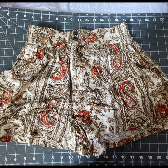MINKPINK Tan Paisley ‘Prince of Persia’ Shorts M - Picture 9 of 13